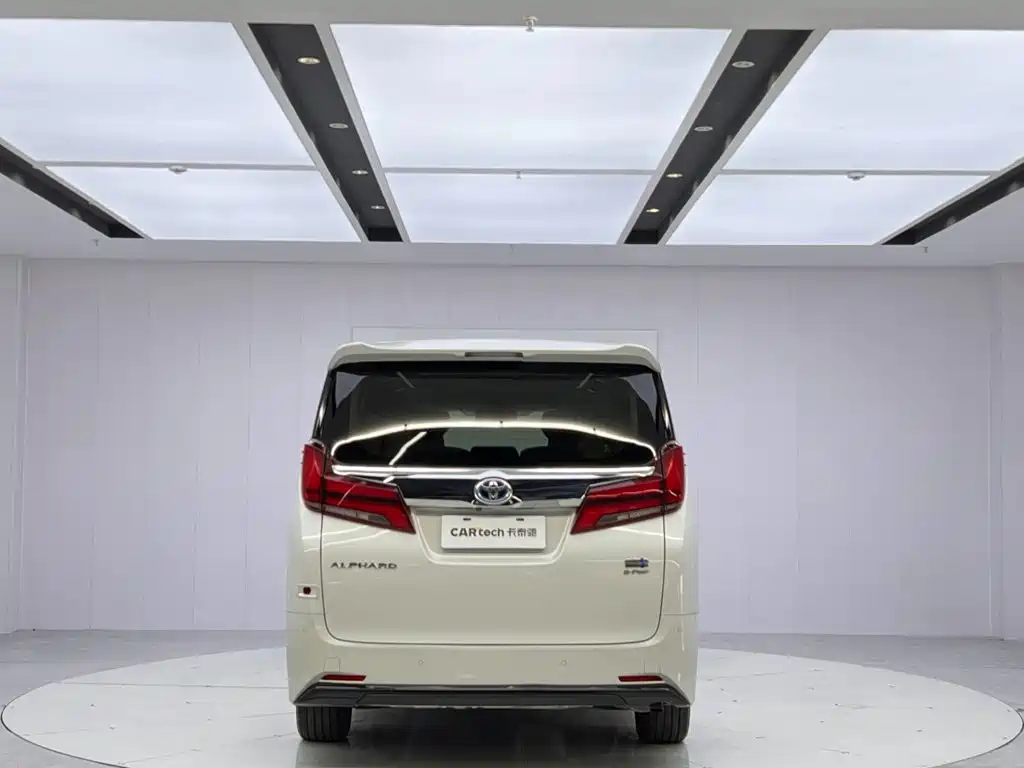 Toyota Alphard — фото 4