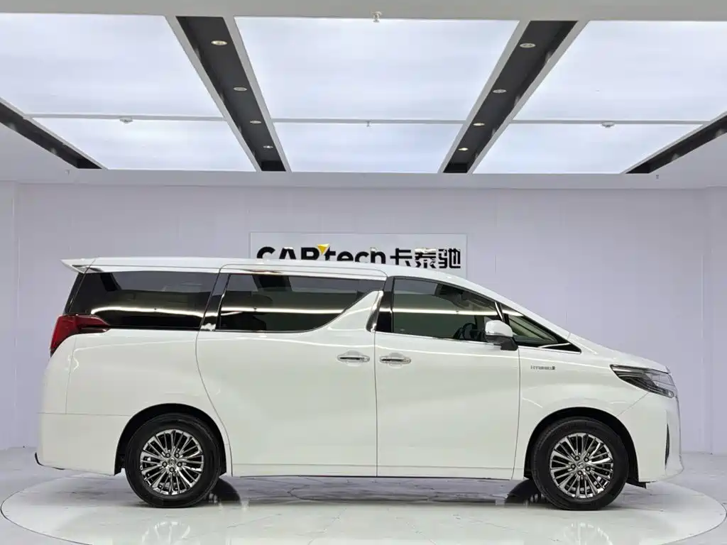 Toyota Alphard — фото 6
