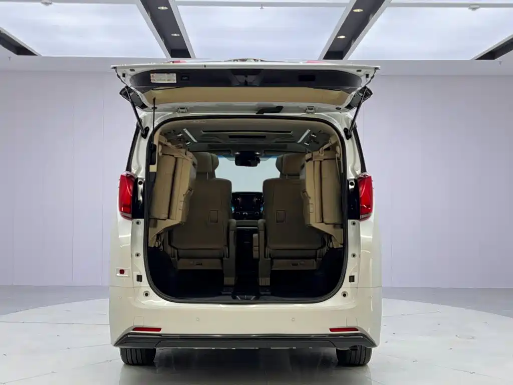 Toyota Alphard — фото 9