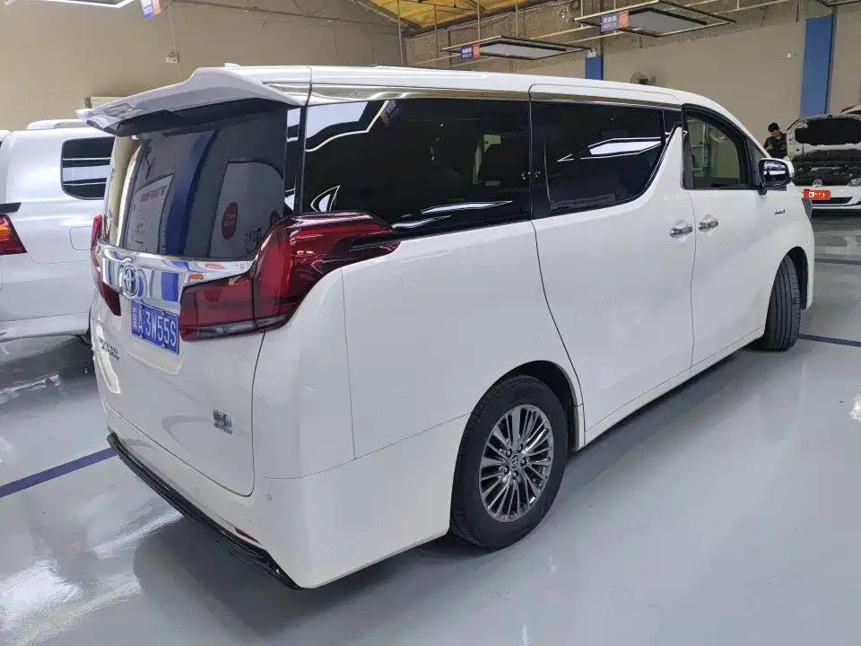 Toyota Alphard — фото 2