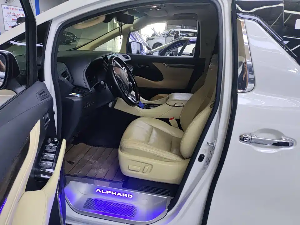 Toyota Alphard — фото 6