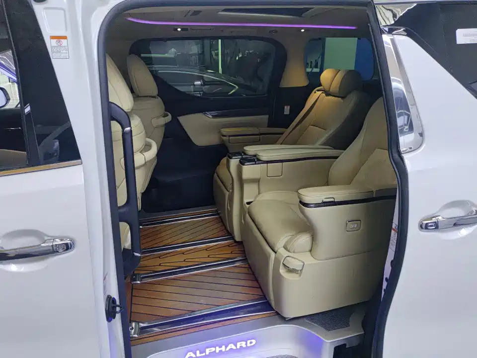 Toyota Alphard — фото 7