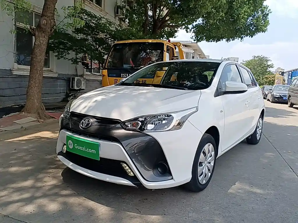 Toyota Yaris L — фото 2