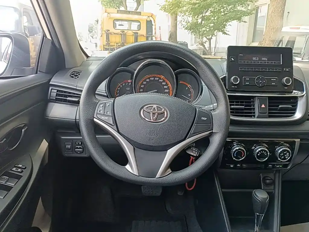 Toyota Yaris L — фото 11