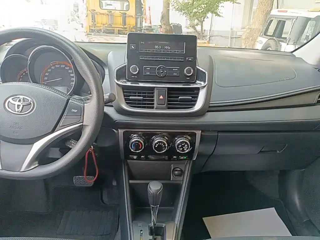Toyota Yaris L — фото 13