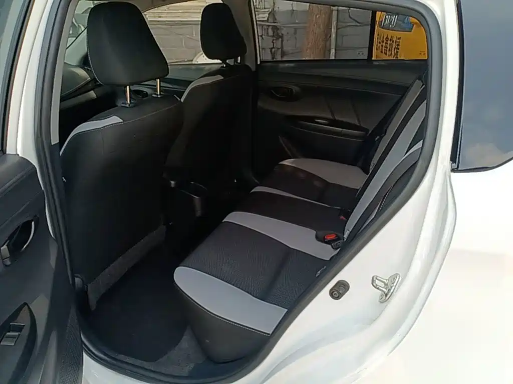 Toyota Yaris L — фото 17