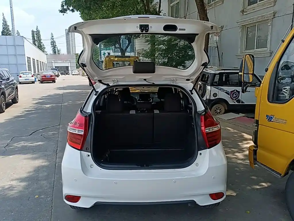 Toyota Yaris L — фото 19