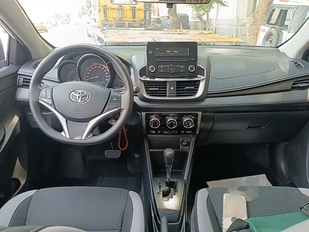 Toyota Yaris L — фото 10