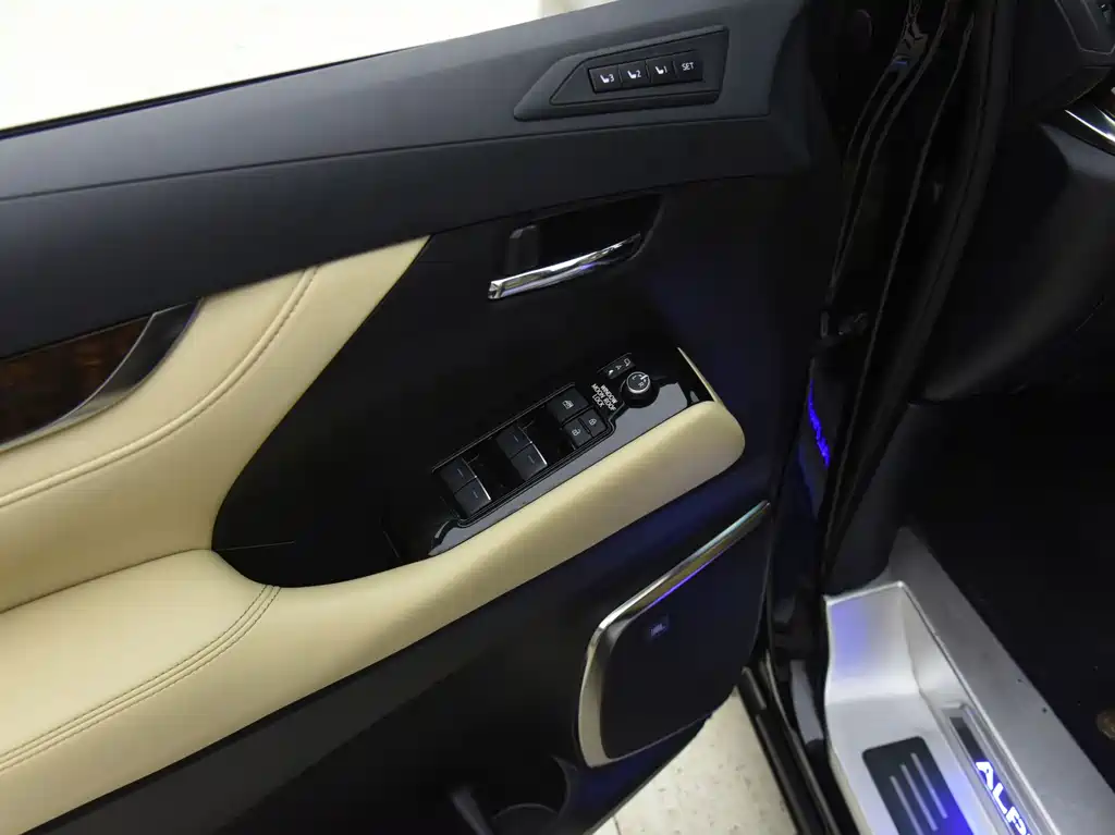 Toyota Alphard — фото 11