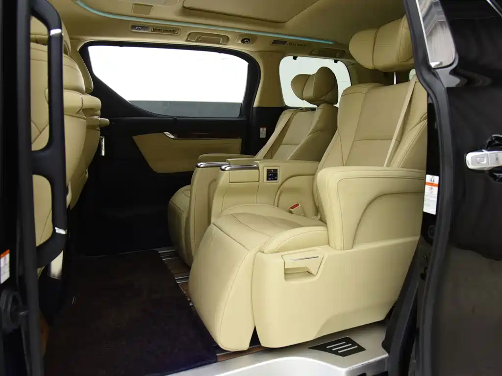 Toyota Alphard — фото 13