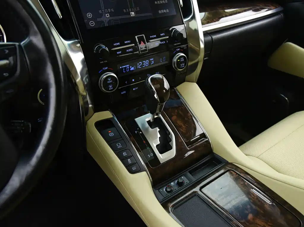 Toyota Alphard — фото 10