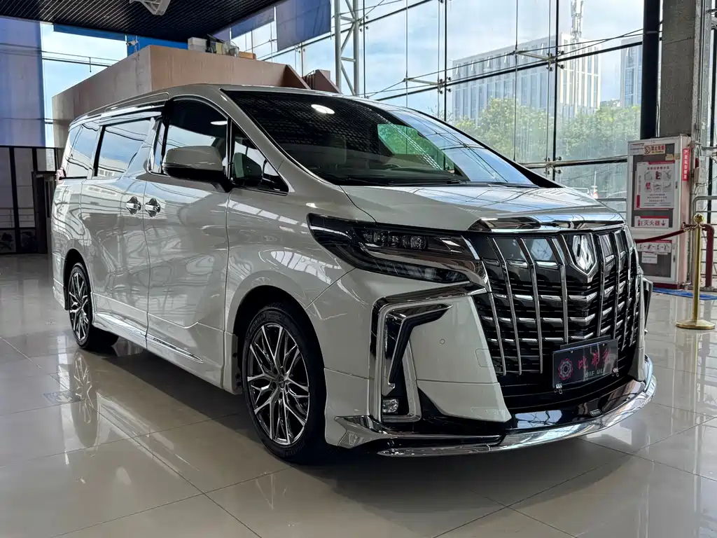 Toyota Alphard — фото 3