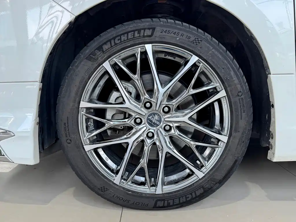 Toyota Alphard — фото 4