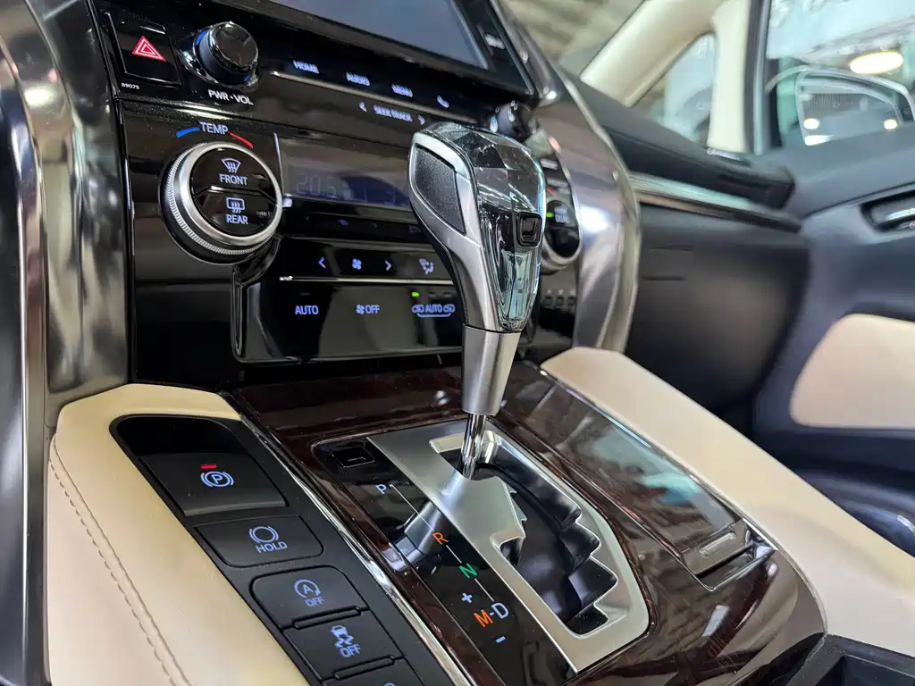 Toyota Alphard — фото 33