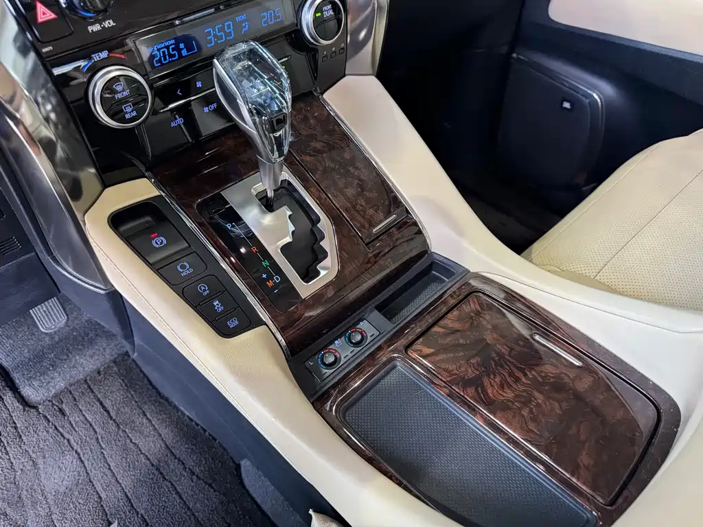 Toyota Alphard — фото 34