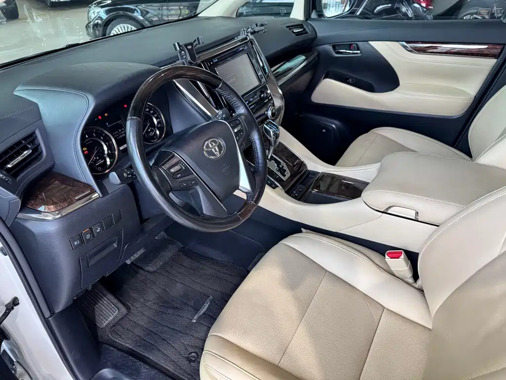 Toyota Alphard — фото 36