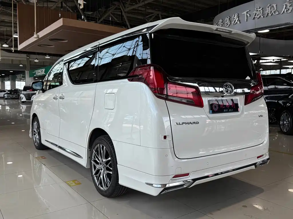 Toyota Alphard — фото 7