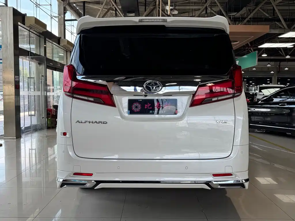Toyota Alphard — фото 8
