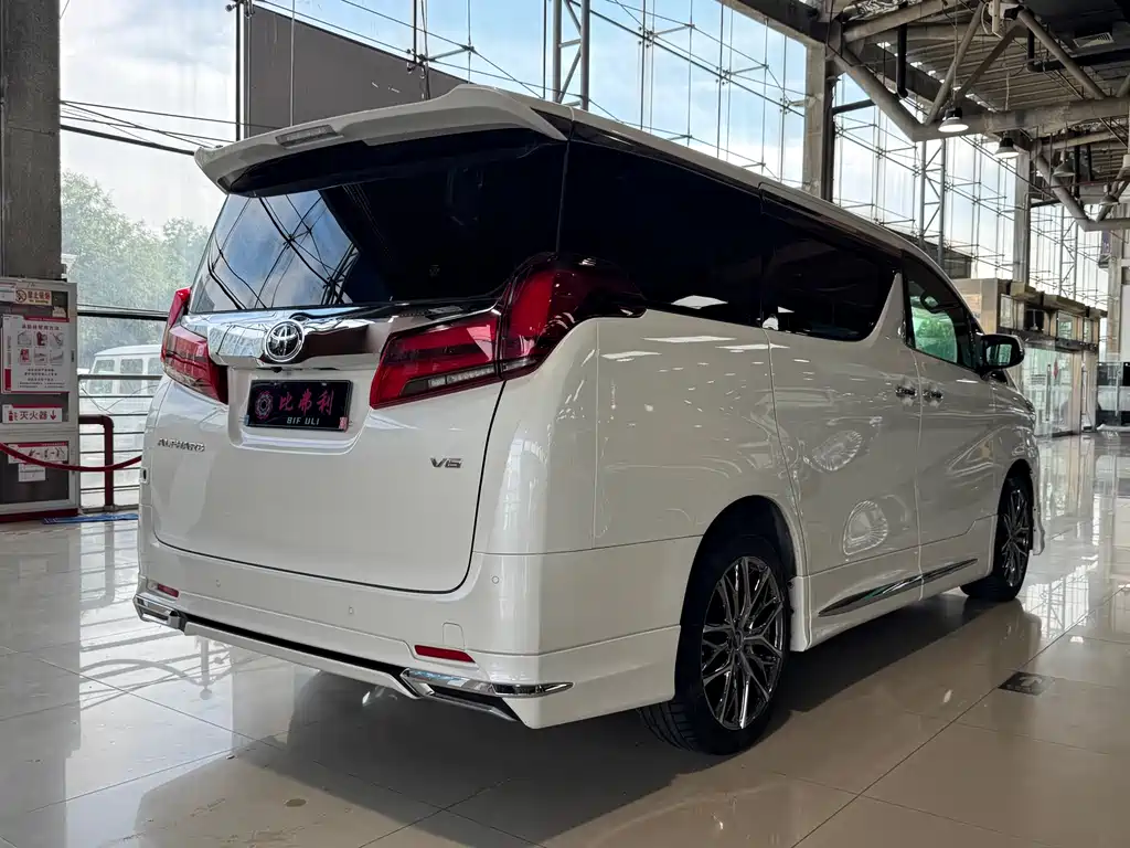 Toyota Alphard — фото 9