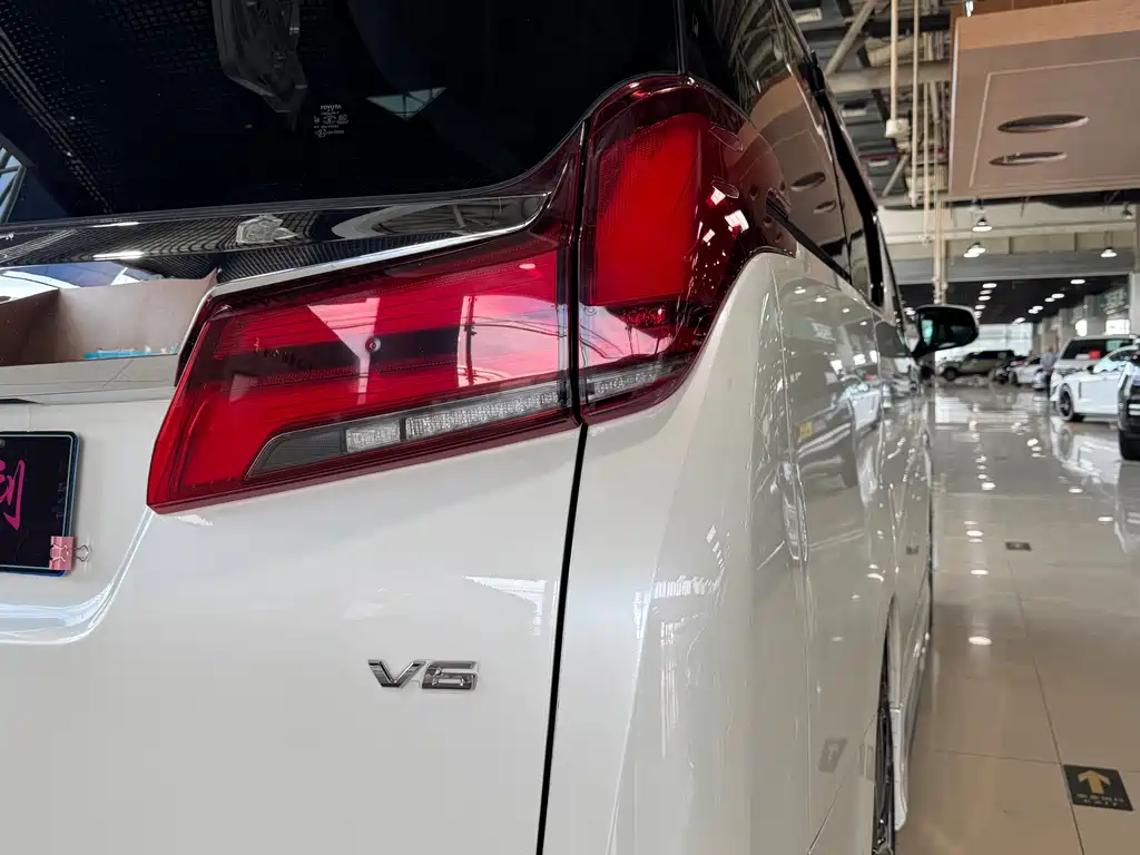 Toyota Alphard — фото 10