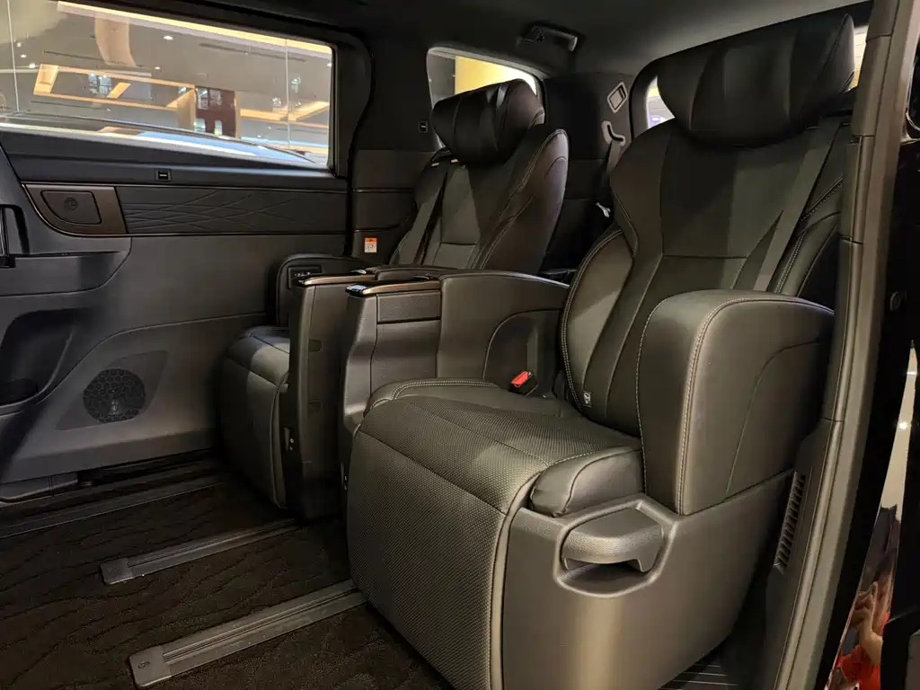 Toyota Alphard — фото 12