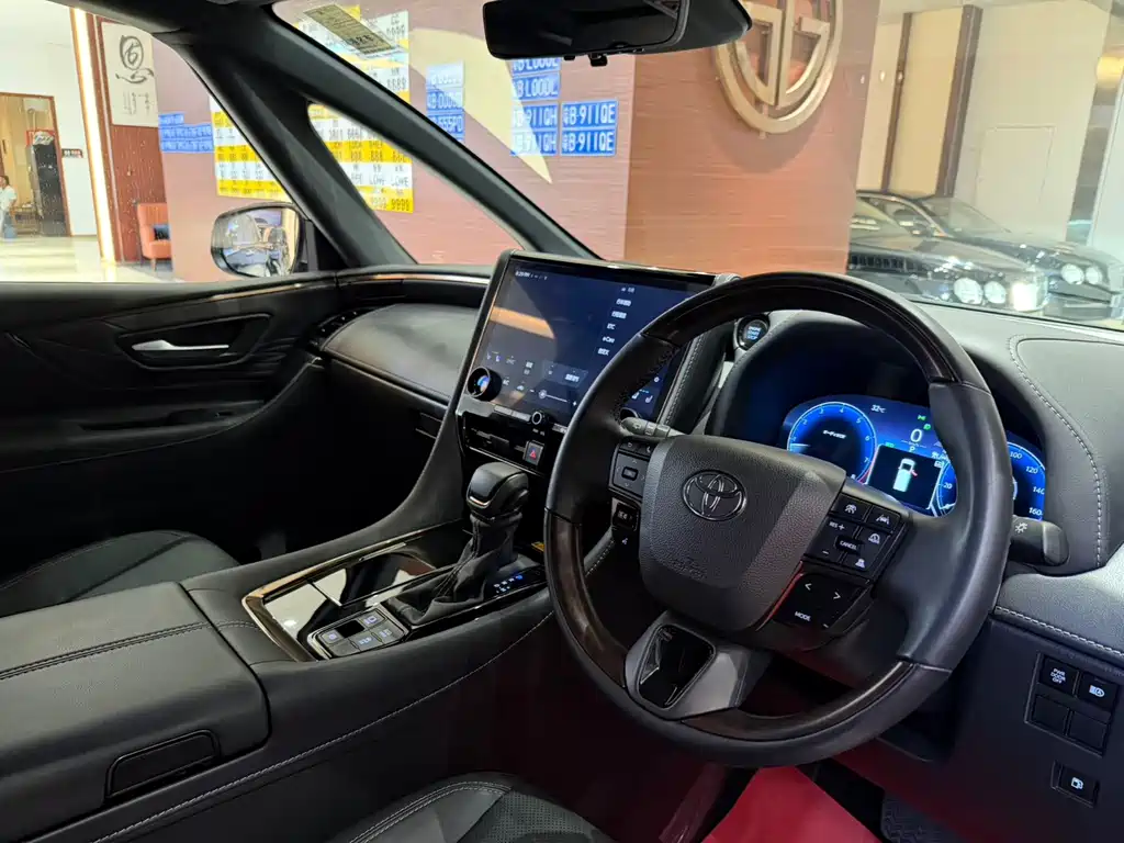 Toyota Alphard — фото 6