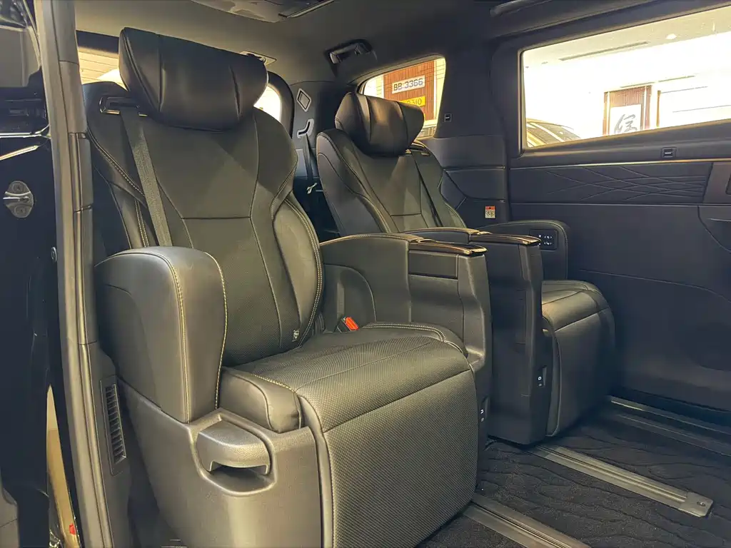 Toyota Alphard — фото 10