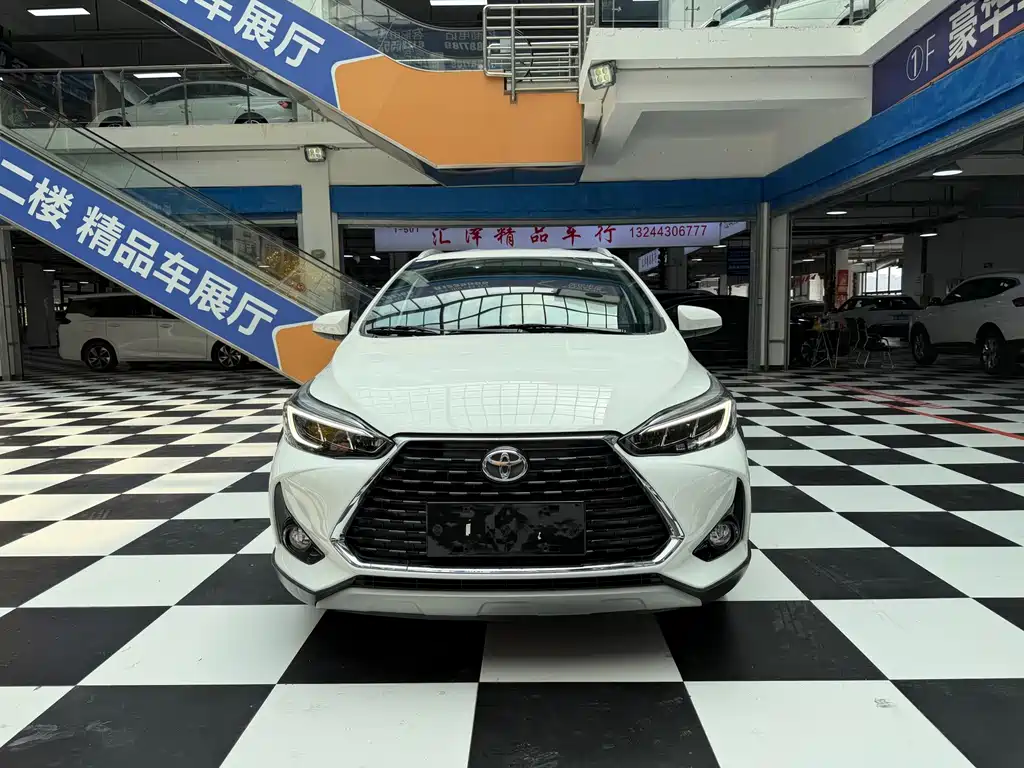 Toyota Yaris L — фото 2