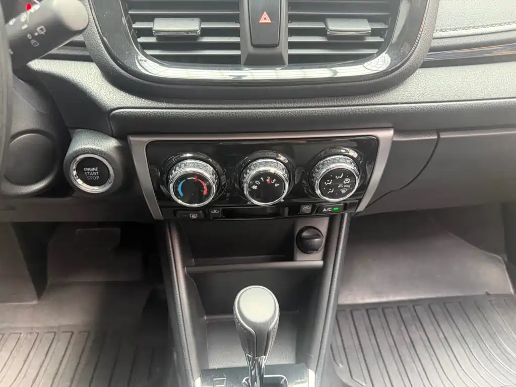 Toyota Yaris L — фото 15