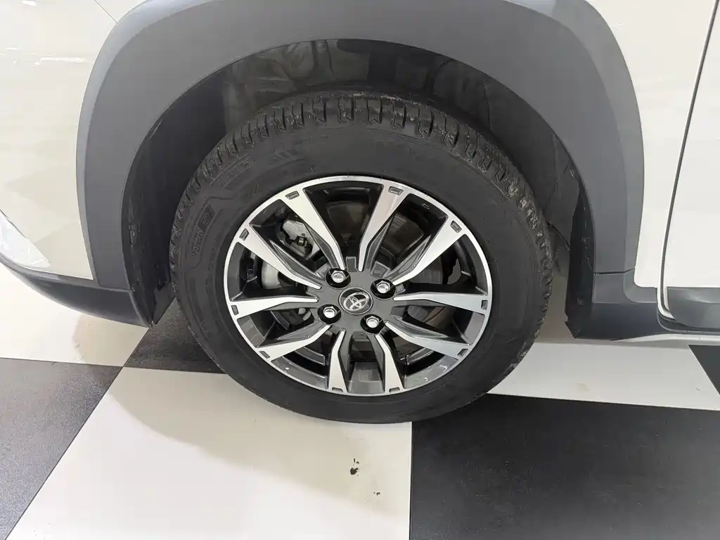 Toyota Yaris L — фото 18