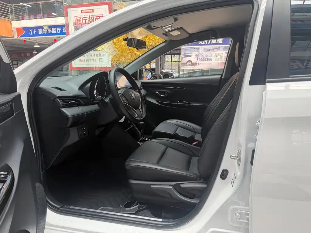 Toyota Yaris L — фото 9