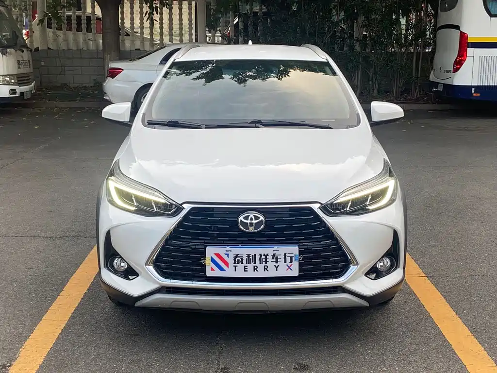 Toyota Yaris L — фото 2