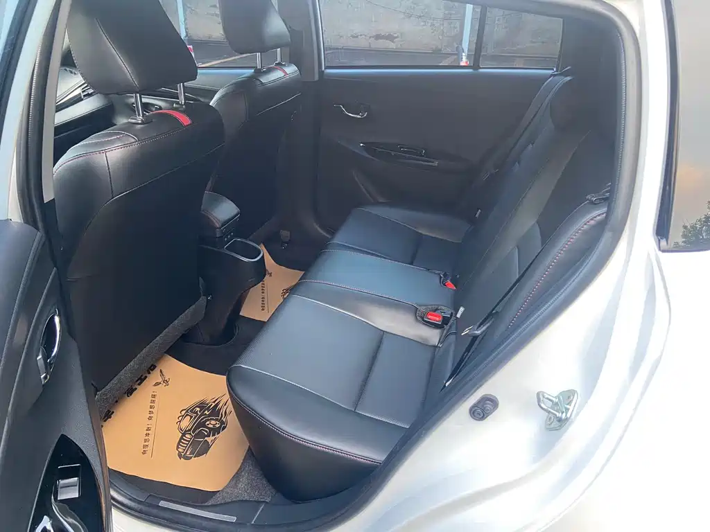 Toyota Yaris L — фото 11