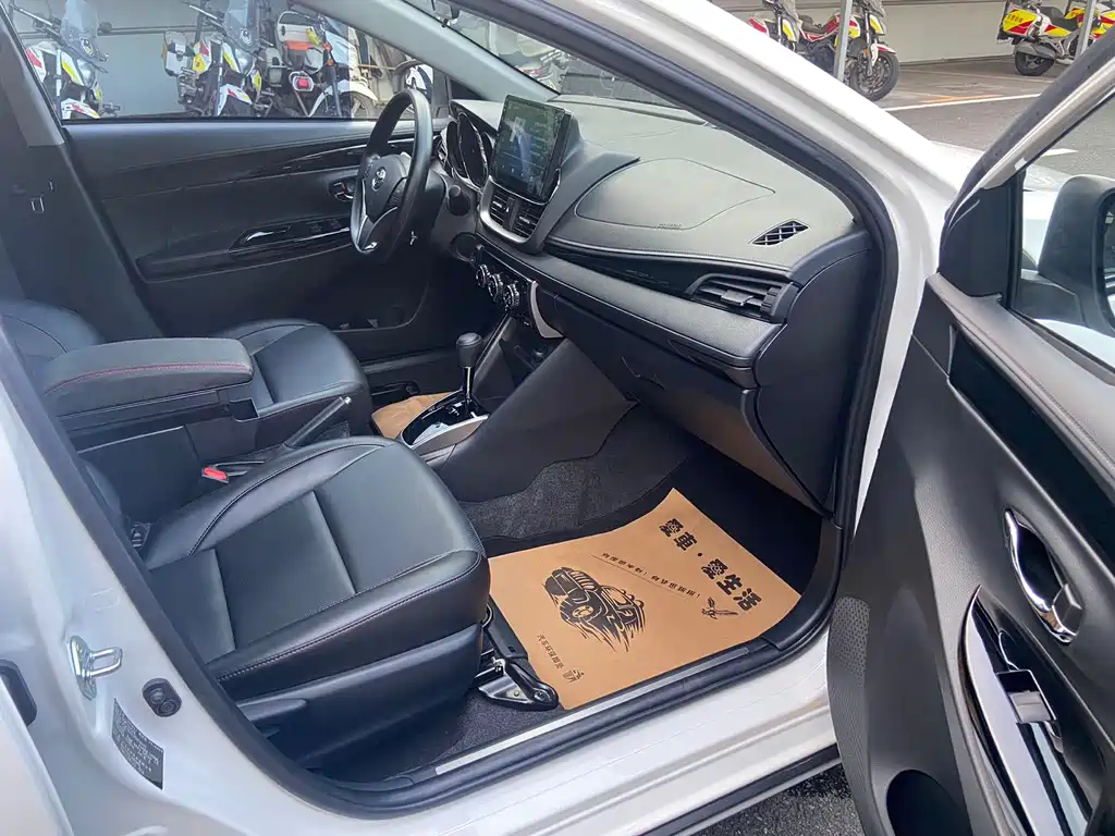 Toyota Yaris L — фото 13
