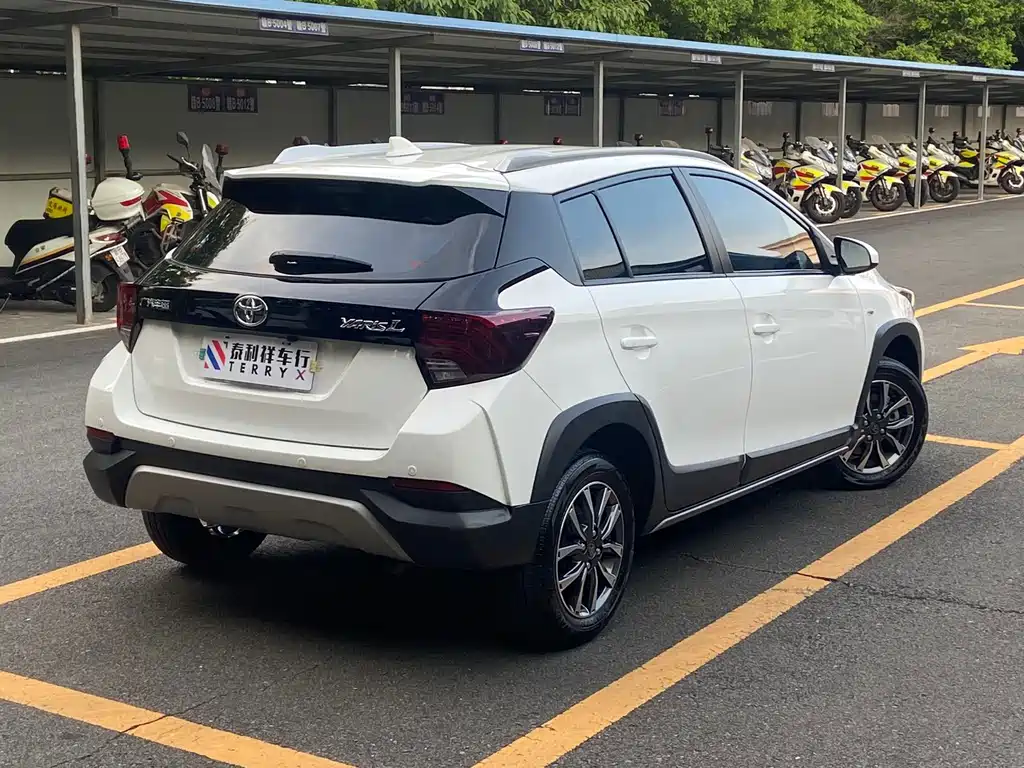 Toyota Yaris L — фото 4