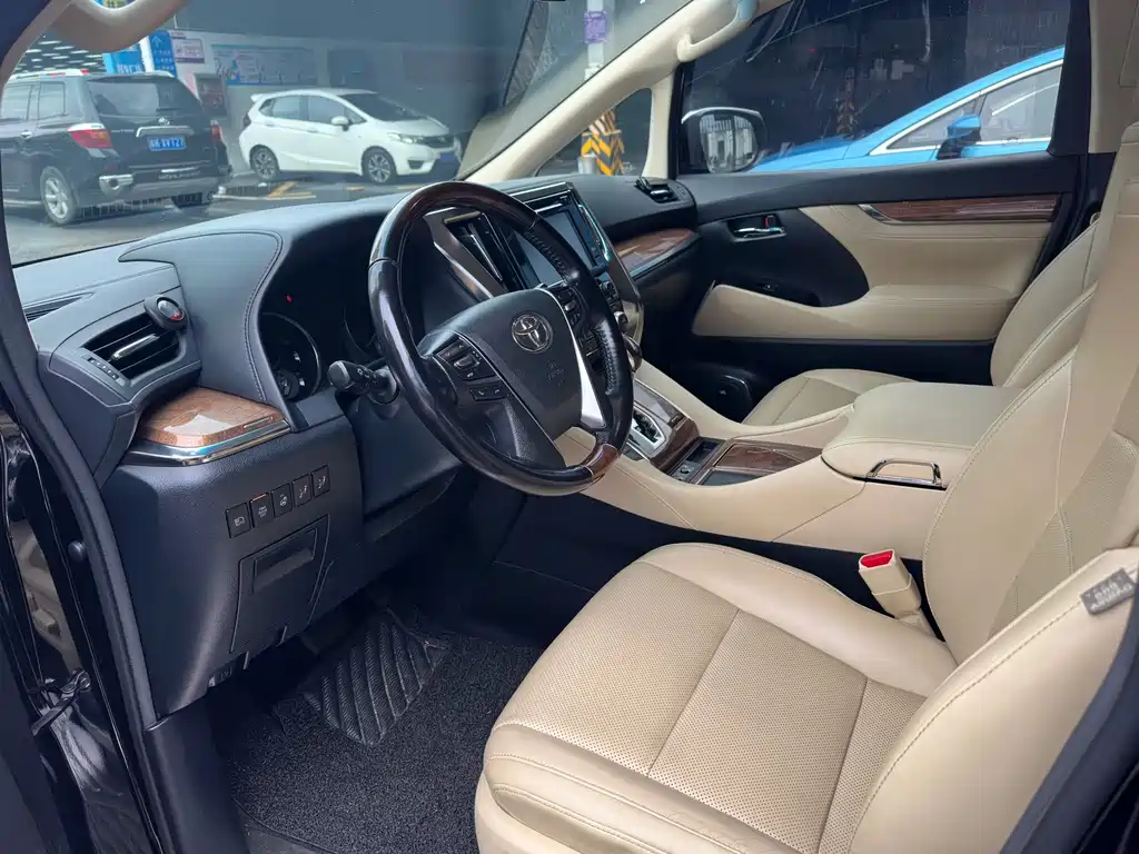 Toyota Alphard — фото 4