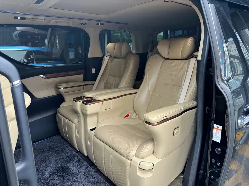 Toyota Alphard — фото 5