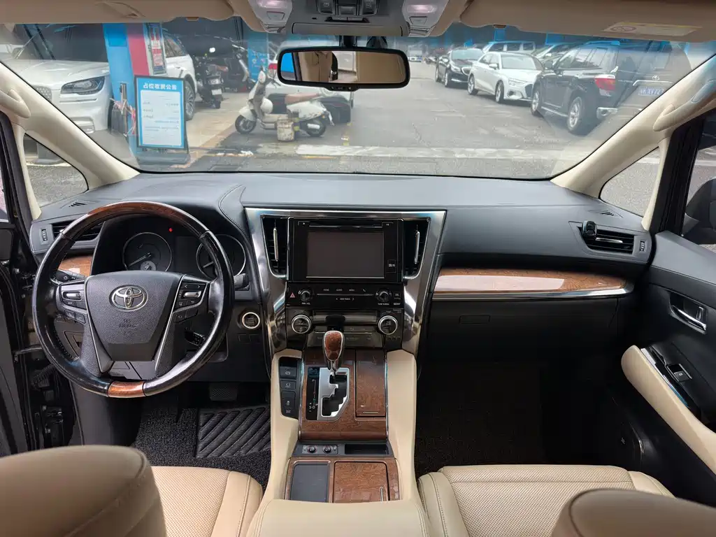 Toyota Alphard — фото 6