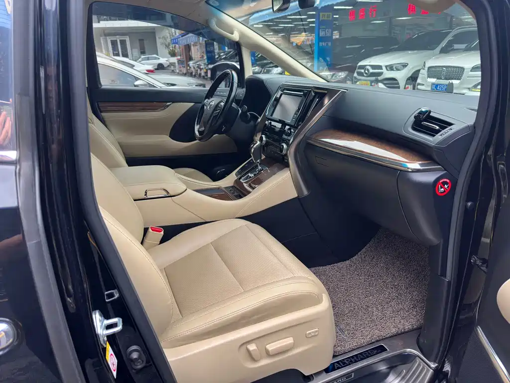 Toyota Alphard — фото 7