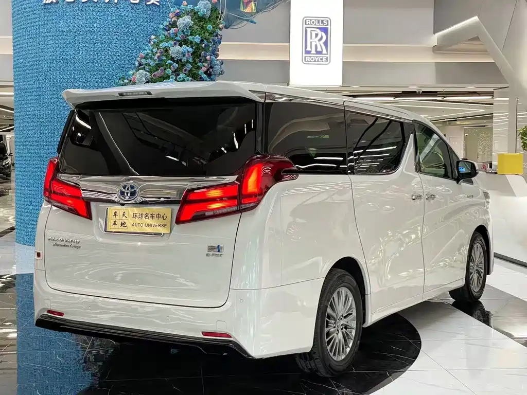 Toyota Alphard — фото 4