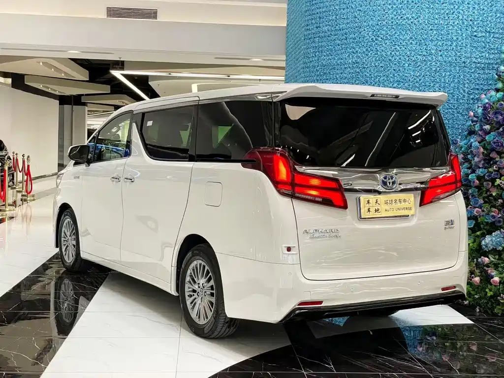 Toyota Alphard — фото 5