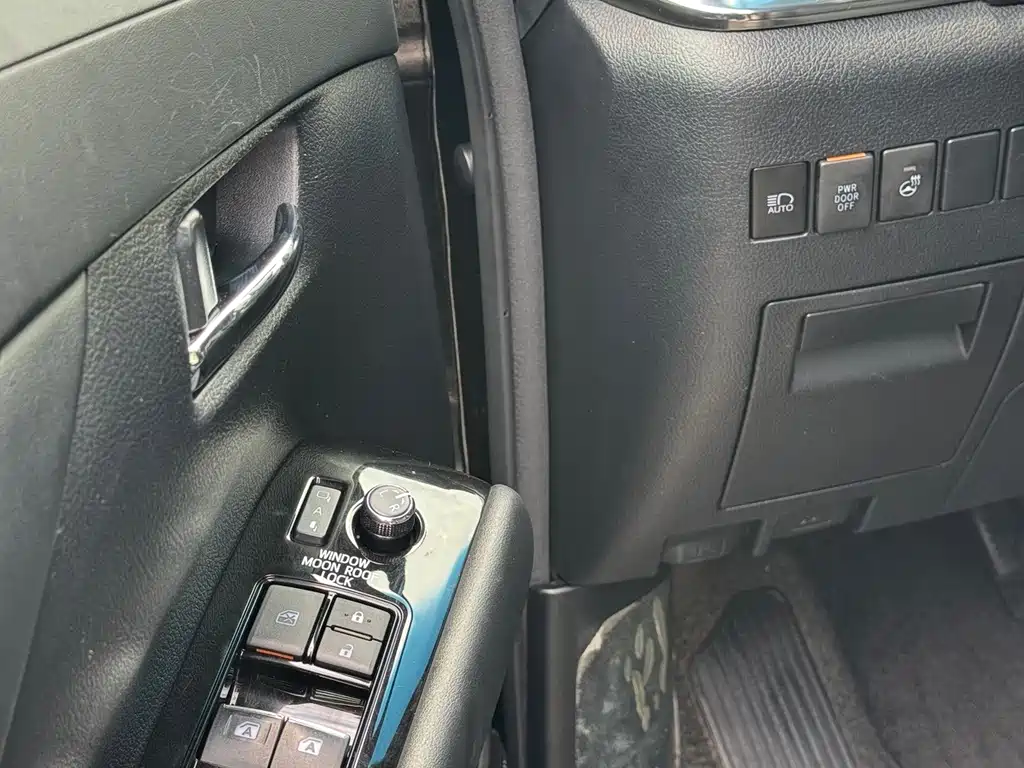 Toyota Vellfire — фото 11