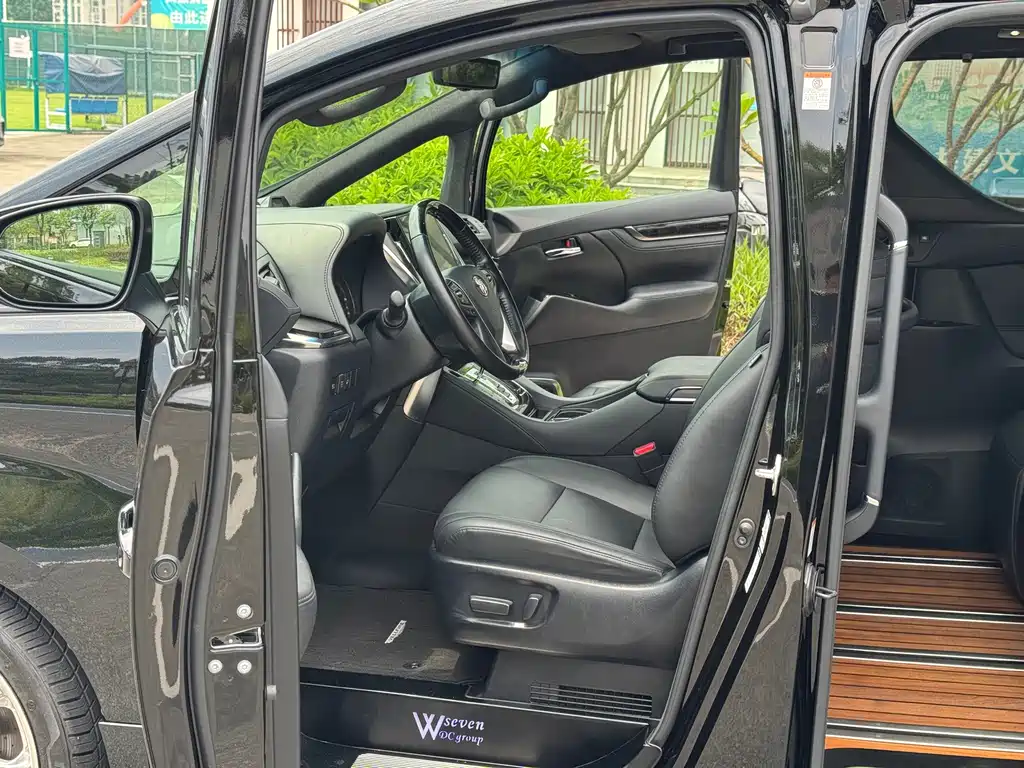 Toyota Vellfire — фото 5