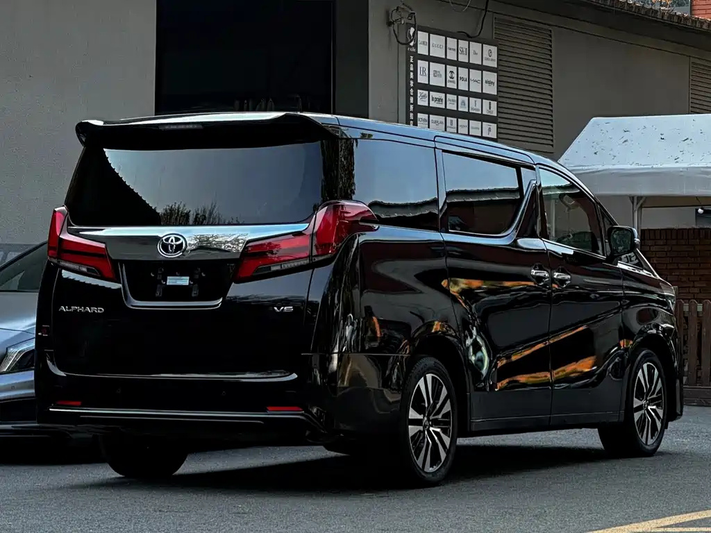 Toyota Alphard — фото 11