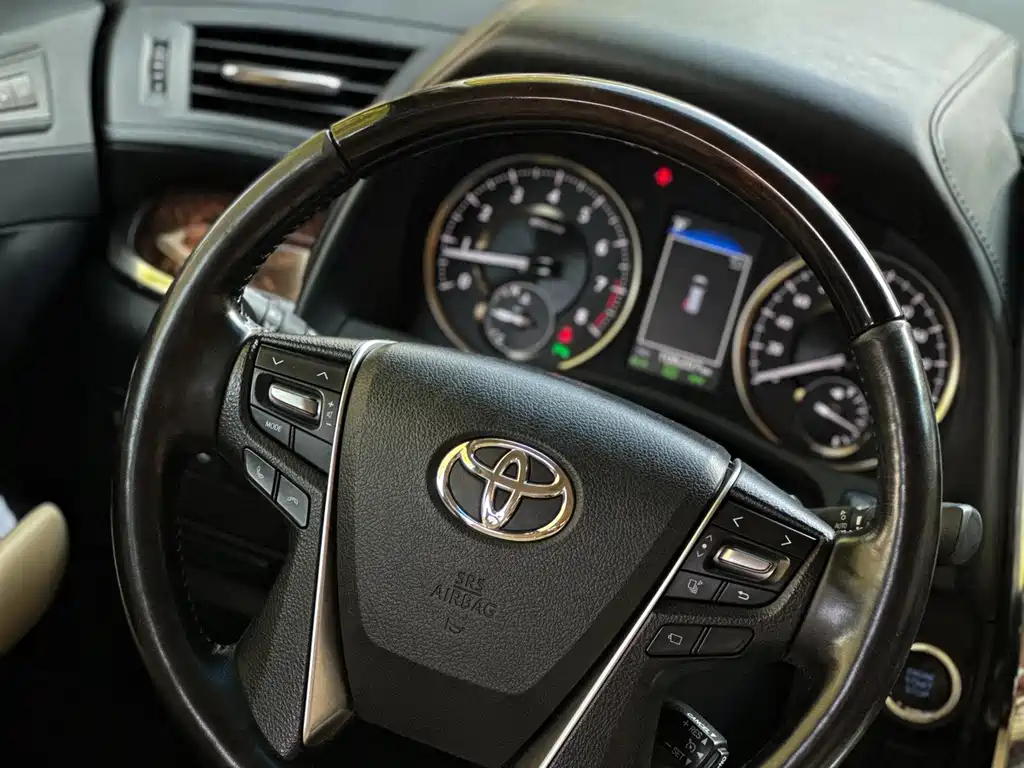 Toyota Alphard — фото 3
