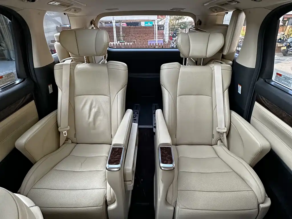 Toyota Alphard — фото 8