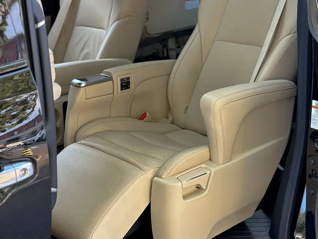 Toyota Alphard — фото 9