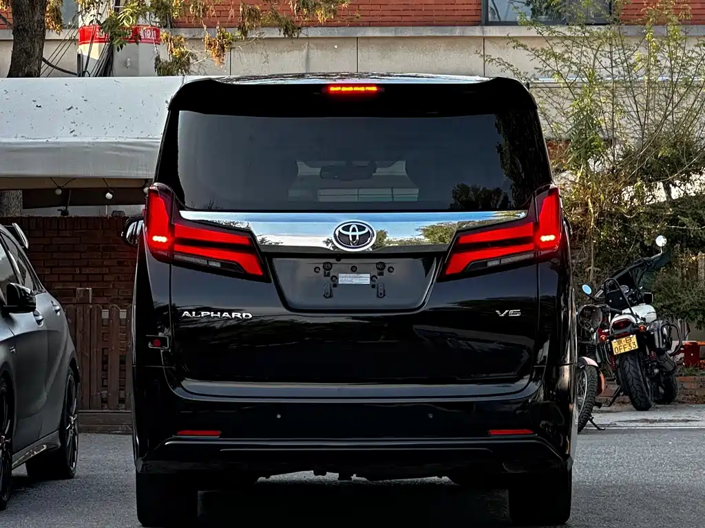 Toyota Alphard — фото 10
