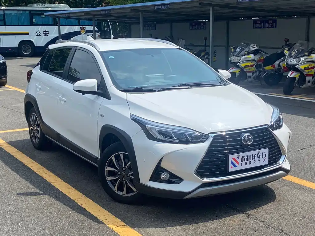 Toyota Yaris L — фото 3