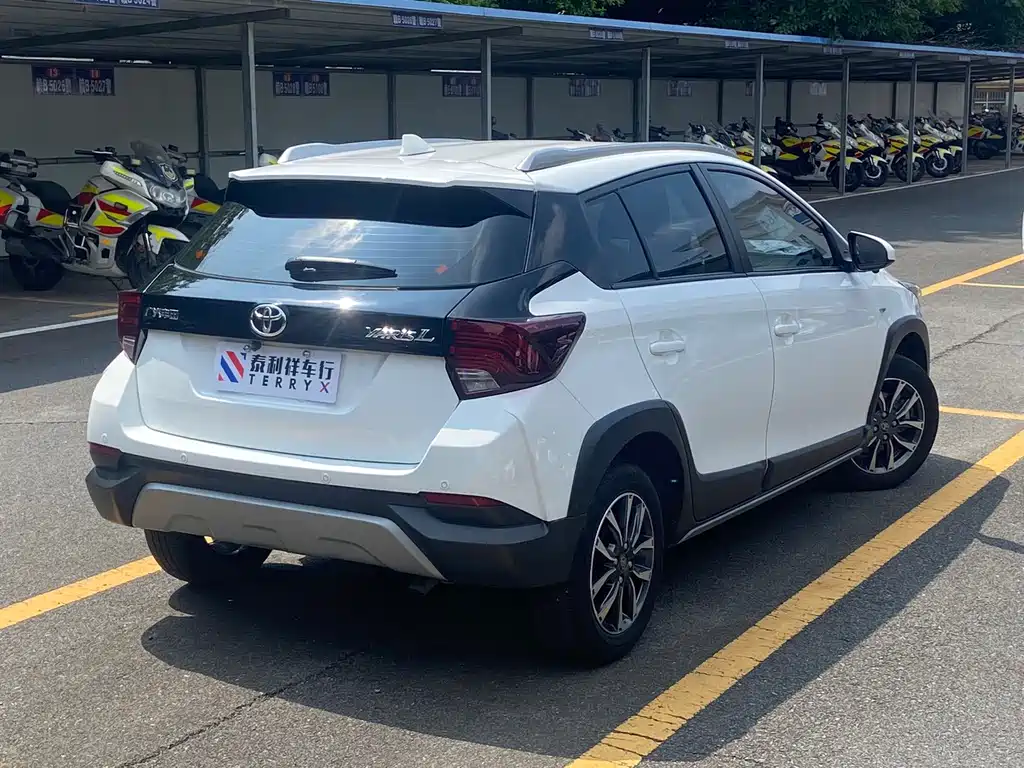 Toyota Yaris L — фото 4